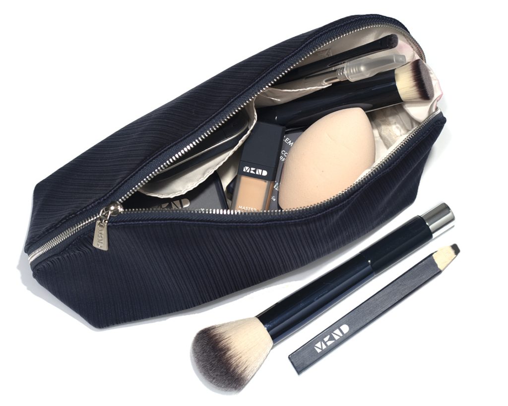 Makup bag for men keeps everything easy and neat