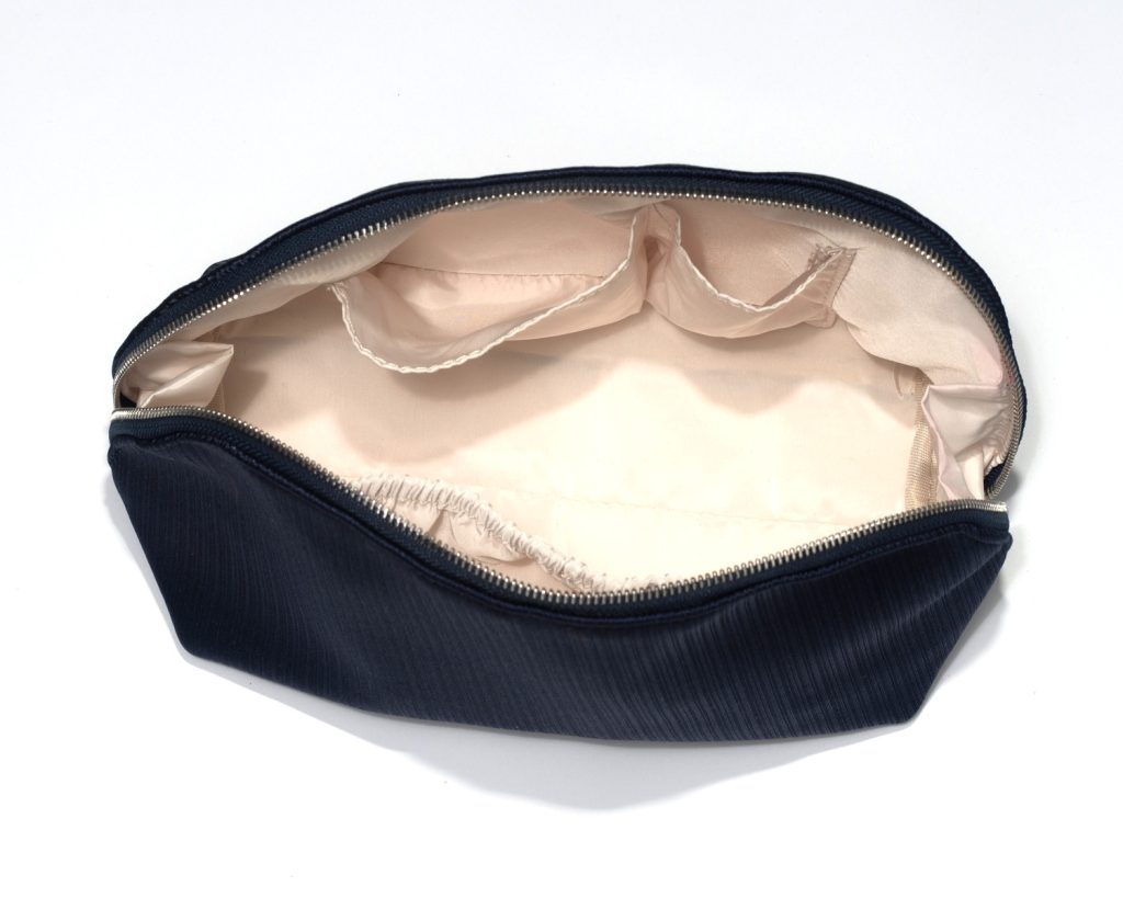 Spacious navy cosmetic bag for men with inner compartments – ideal for brushes, makeup, or grooming tools