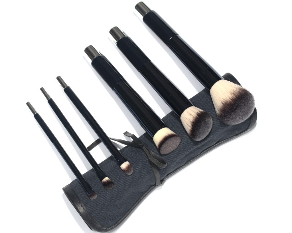 Makeup brush set for men, a convenient swag including 6 makeup brushes for bronzer and setting powders, blusher makeup brush, stipple brush, concealer, smudge and eyeshadow brush.